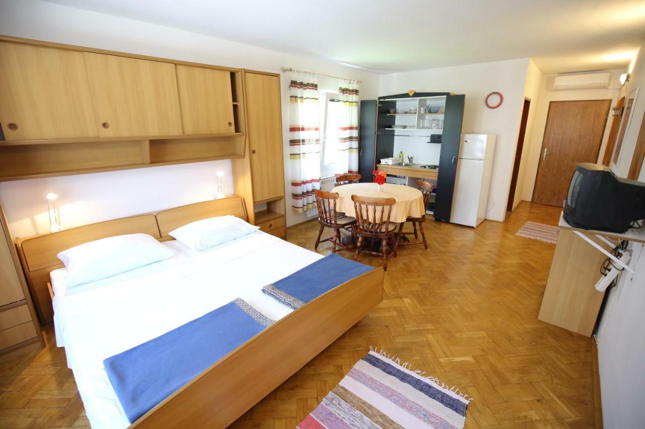 Apartments Paleka Petrcane Ngoại thất bức ảnh